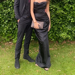 Maxi klänning  - Maxi klänning från house of CB, använd en gång är som ny. Sitter super fint till kroppen, till seriösa köpare finns fler bilder. Köpt för 3500kr med frakt och allt. Priset kan diskuteras och min längd är 170cm 