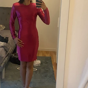 Klänning  - Säljer en jätte fin rosa klänning som jag köpte förra året från bikbok. Där har aldrig kommit till användning . Prislappen står fortfarande kvar . Köpte för  399kr säljer för 250kr . Köparen står för frakten 