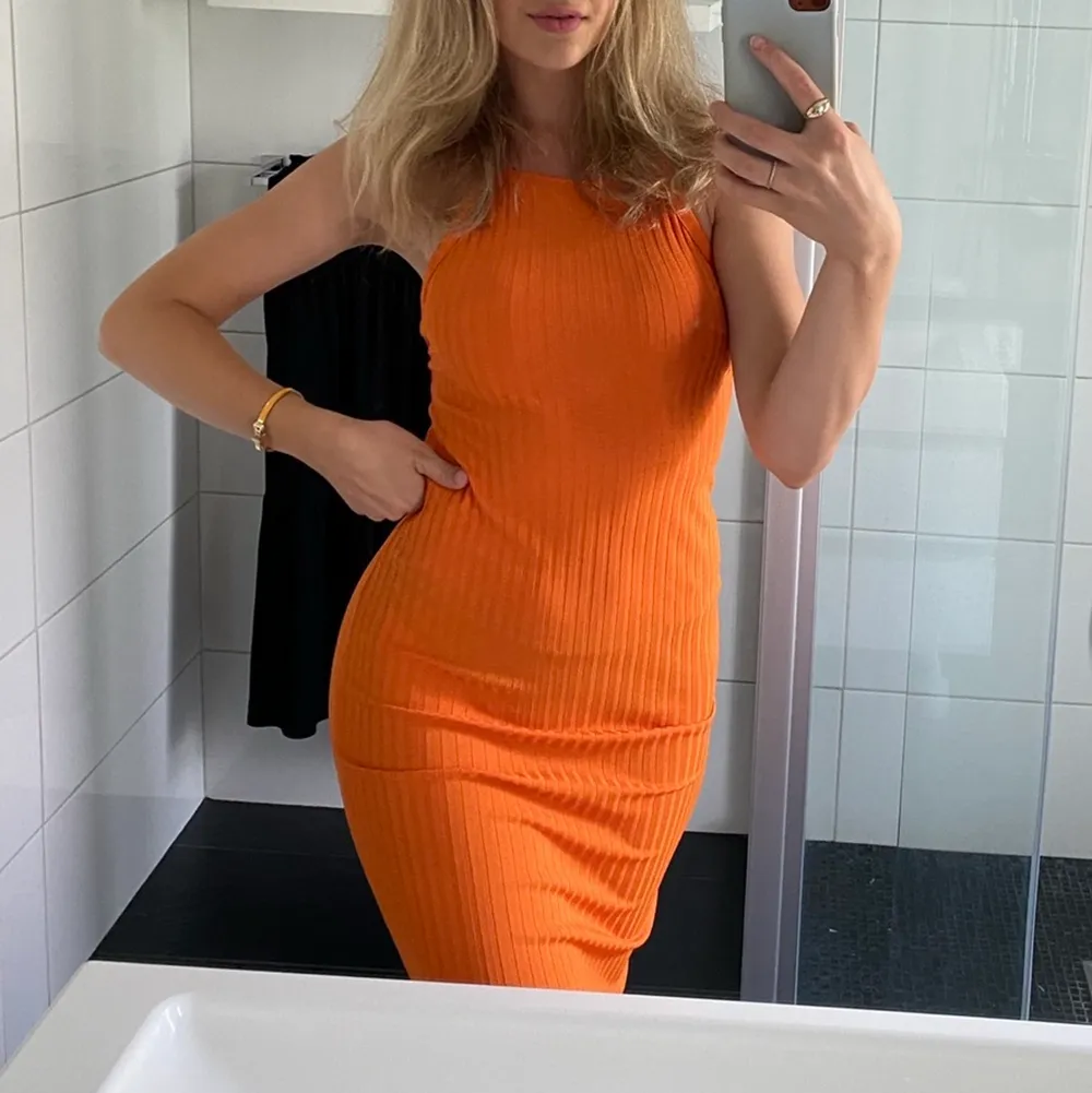 Orange Midi klänning från Zara med öppen rygg. Använd max 3 gånger. Supersnygg passform och skönt material. Sitter som en smäck! . Klänningar.