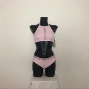 Panos emporio bikini, S. - Oanvänd! Storlek S. Väldigt fin inför sommaren och har en fantastisk färg som komplimenterar allt väldigt fint. Väldigt snygg och bekväm. Leverans: post nord (spårbar!).