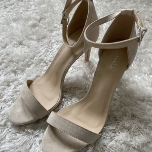 Klackar  - Ett par klackar från Nelly i storlek 38. Använda 1 gång på bal. Vill man får man med kartongen till skorna. Tror klackarna är 9 cm. Pris inkl frakt utan kartongen. Med kartongen tillkommer 30kr för ökade fraktkostnad 