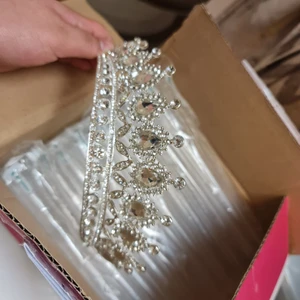 Brudkrona oanvänt, helt nytt - Helt nytt, köpte den men passade inte hår modellen, därför säljar jag den.