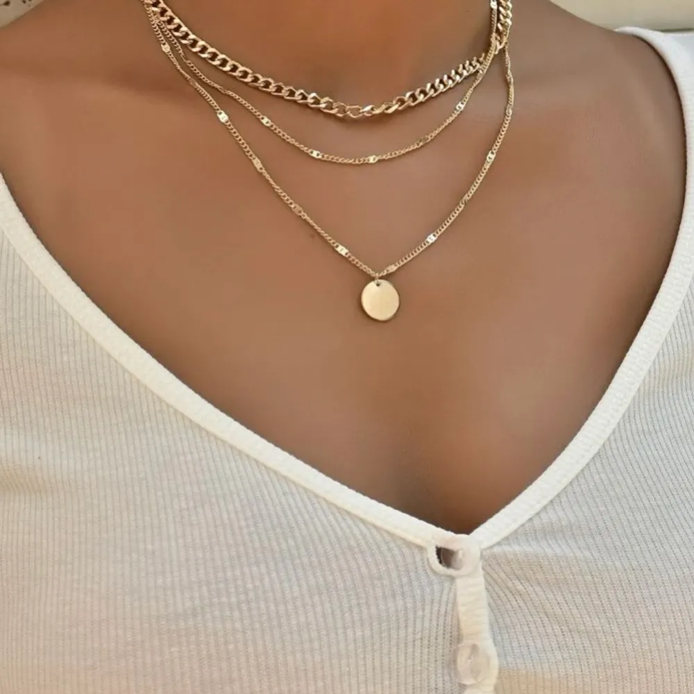 Superfint layered necklace i guld! Bra skick förutom att det runda hänget har lossnat.  . Accessoarer.