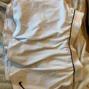Populär vit Nike tenneskjol med shirts under! Strl m Säljer för 150kr