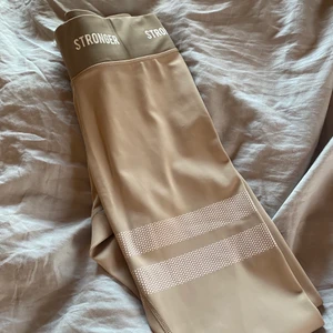 Stronger tights - Träningstights från stronger som använts en gång, tycker inte de passar mig där av säljer jag dem, dem är i stl M men skulle passa S också💕
