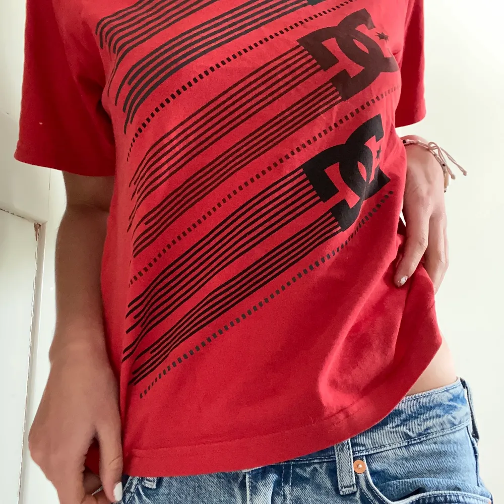 Cool Dc T-shirt som jag köpt här på Plick, säljer då det inte riktigt är min stil längre!. T-shirts.