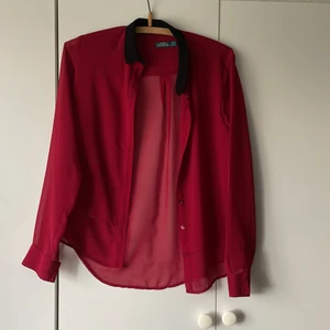 Tunn blus i mesh - En skjorta i meshmaterial i stl Small. Inte så värst använd och är i fint skick! 