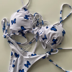 Ny bikini - Helt ny vit bikini med blåa fjärilar från Shein, säljs pågrund av att den inte passade mig. Bikinin är aldrig använd och har kvar hygienskydd. Är i storlek M. Säljer för 100kr