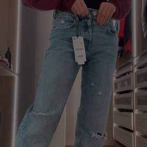 Säljer dessa knappt använda jeans från zara då dom blivit för korta tyvärr💕