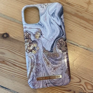 Iphoneskal från Ideal Of Sweden - Mobilskal från Ideal Of Sweden. Nyskick. Passar Iphone 11. 