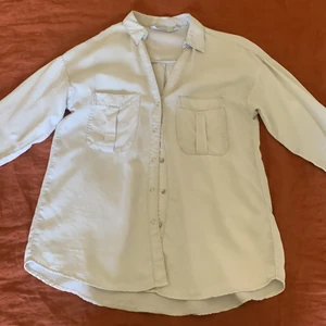 Skjorta Zara - Ljusgrå skjorta i tencel från Zara💘 Perfekt att ha över ett linne på sommaren eller bara som den är! Armarna går att rulla upp om man vill. Superbra skick!💘
