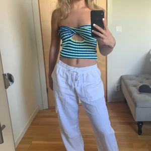 Croptop med vridning - Oanvänd topp i bra skick i storlek xs. Orginalpris: 179kr Frakt: 50kr 