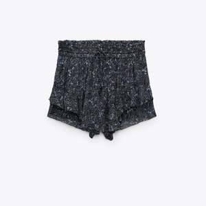 Säljer denna populära kjol med inbyggda shorts från zara, prislappen kvar! Tror inte dessa finns kvar på hemsidan 