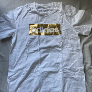 Adidas  - Säljer denna t-skirt från adidas. Helt ny och har aldrig använt. Säljer för att det inte är min stil längre. Tröjan är i toppskick. Tröjan är i storlek S fast är oversized så funkar även om man har en större storlek. 