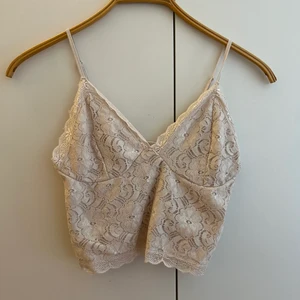 Festtopp - Festtopp i krämvit färg. Storlek s från Bikbok.