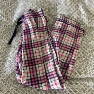 Rosa pyjamasbyxor från gina Tricot  - Pyjamasbyxor från Gina som är sydda i rumpan, helt okej skick, storlek xs/xxs Petite