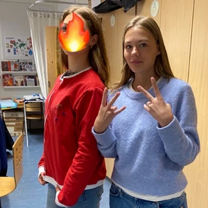 Handgjord dalatomtedräkt - Vi här på SLEMILS DESIGN hade tänkt att sy en dalatröja, men oj så fel det gick. Resultatet blev istället en mycket vacker tomtedräkt i en dalarö färg. Fantastisk kvalitet i lokalproducerat  collegetyg. 