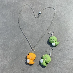 Örhängen och halsband - Supergulliga örhängen eller halsband med dinosaurier 💕🦕  Frakt 12 kr
