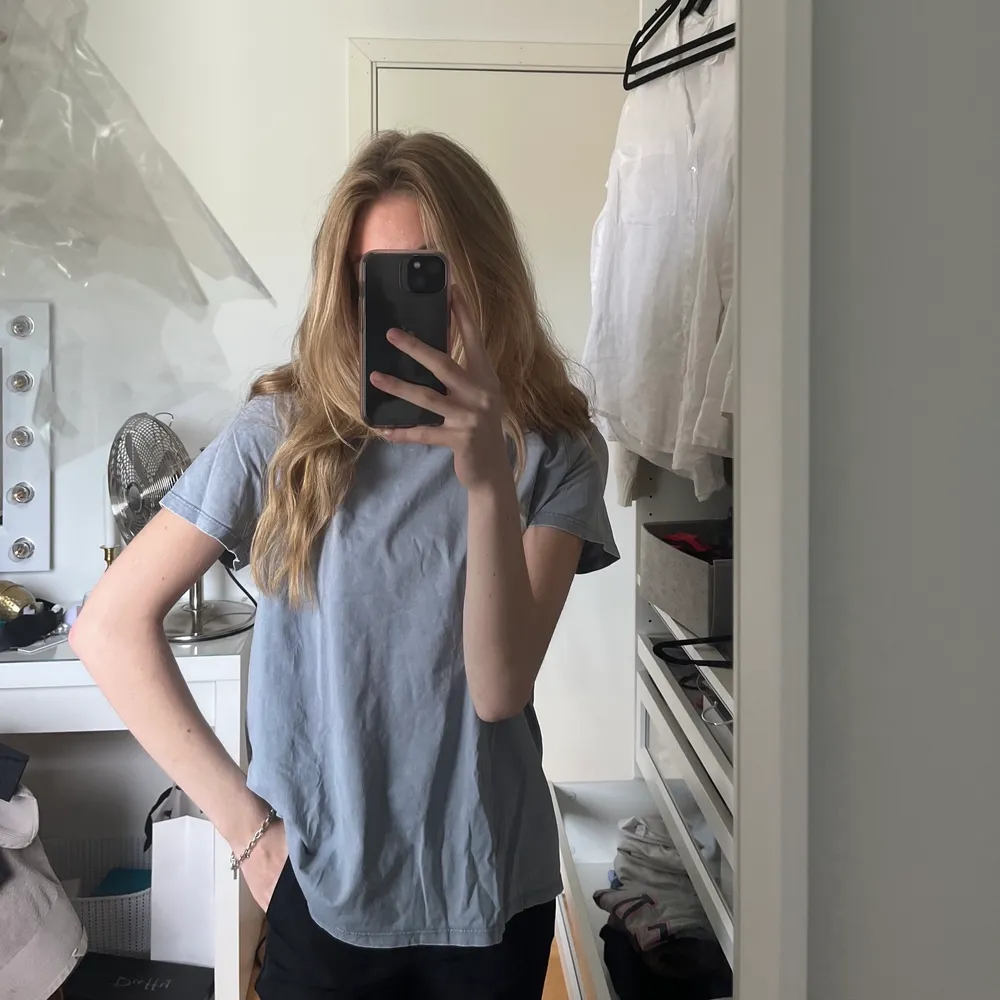 Säljer denna oversize tshirt ifrån hm i med urtvättad effekt (OBS denna är köpt så). T-shirts.