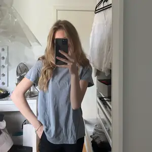 Säljer denna oversize tshirt ifrån hm i med urtvättad effekt (OBS denna är köpt så)