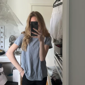 T shirt - Säljer denna oversize tshirt ifrån hm i med urtvättad effekt (OBS denna är köpt så)