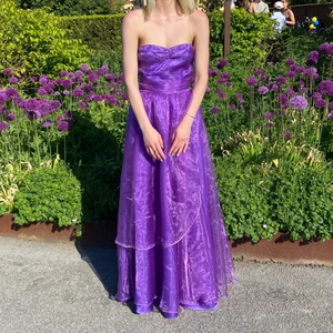 Balklänning - Världens finaste balklänning i 3 lager plus tyll! Använd en gång av mig och fortfarande i nyskick, jag är 177 och den gick till marken för mig! 