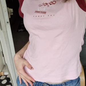 Y2K top - Säljer en jättegullig & cool t-shirt! Skulle säga att den passar en M eller större S, tröjans lapp säger dock L. OBS! Den är ganska stor vid ärmarna, (det går lätt att sy till!) Inga tydliga defekter mer än att man ser att den är använd :) 💕