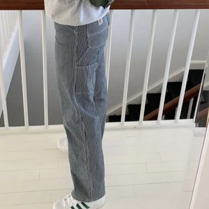 Mango byxor - Dessa slutsålda byxor från mango som ser precis ut som de populära carhartt byxorna!!🫶🏼 Storlek 38 men sitter bra på mig som är en S! Köpta för 600kr säljer för 400kr💕💕 Pris är diskuterbart (byxorna från mango är på sista bilden)