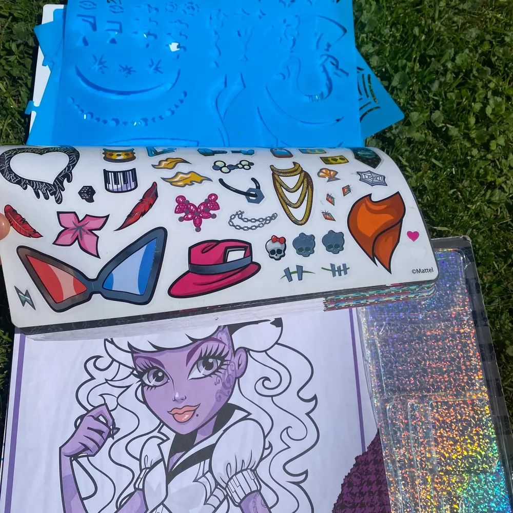 Stort ritblock, monsterhigh💗Klistermärken och de blåa mönster plasten följer med🥰olika gubbar att färglägga🤍45kr+frakt(26kr)💞. Övrigt.