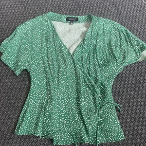 & other stories omlottblus  - Super fin omlott blus från & other stories, skriv för bilder hur toppen sitter på! Pruta om priset känns för högt! 