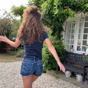 Vintage Levis tröja  - En super fin vintage Levis tröja i super skick, jätte skön. Första bilden är en väldigt liknande topp! ❤️