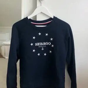 Jag säljer denna jättefina marinblå sweatshirten då den inte kommer till användning💕 (köparen står för frakten)