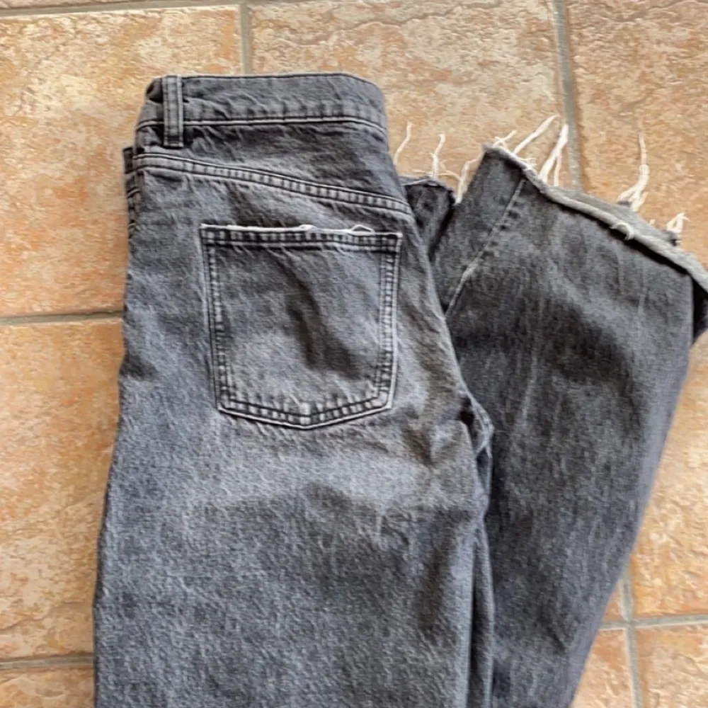 Säljer mina gråa mid rise jeans från zara som inte kommer till användning längre då dom börjar bli för små. Bra skick och passar helt okej i längden för mig som är 176cm💗 . Jeans & Byxor.