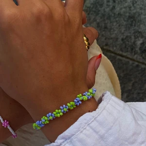 Pärlarmband  - Säljer dessa sjukt fina pärlarmband. Kommer i alla olika färger och modeller. 69kr styck💗 Frakten ligger på 13kr