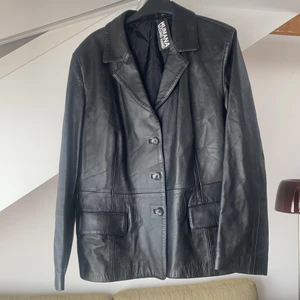 Skinnjacka/skinnkavaj - Svart skinnjacka/kavaj från humana i toppenskick! Står ingen storlek men skulle säga att den är i storlek M. Ej skinn utan 100% viskos.