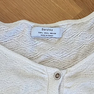 Beige/Vit stickad topp från Bershka - Beige/vit stickad topp Storlek: EUR L  Använd 3 gånger  Obs köparen står för frakten 