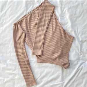 Off-Shoulder Body - Fin ribbad body. Toppen är ljusrosa och skön. Har stylat den med både classy och casual outfits. Använt ungefär 4 gånger.
