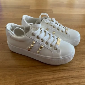 Steve madden skor  - RÅKADE AVSLUTA BUDGIVNINGEN!! Jätte fina skor ifrån Steve madden! De har nitar på och är superfina!💕 De är köpta här på plick. Jag har inte använt de! Nypris=  1000kr men jag säljer för 600kr + frakt!💕 om det är fler intresserade blir det budgivning💕
