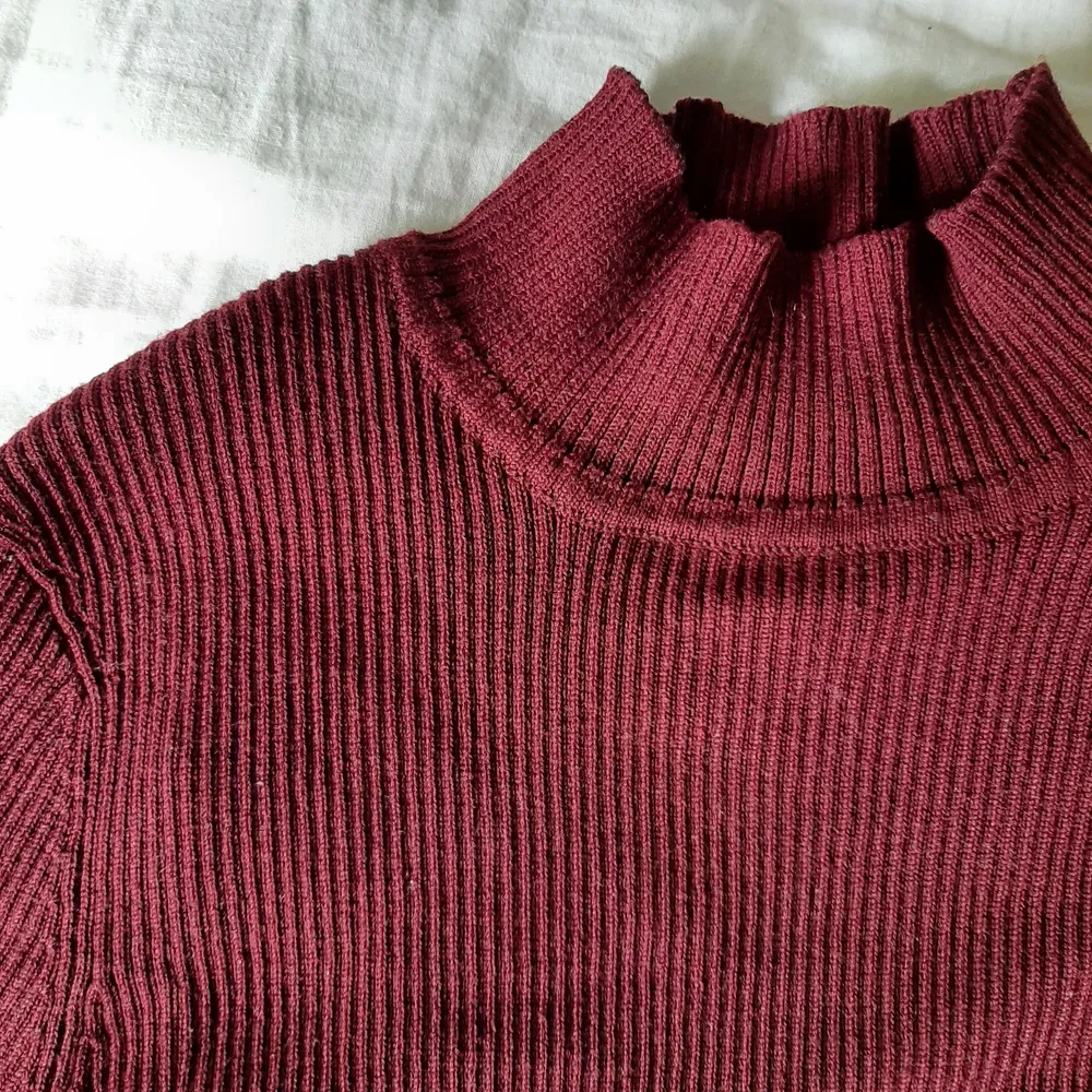 Garderobs rensning. Röd långärmad turtleneck tröja från H&M i storlek S. Vinröd och ganska kort vid magen, speciellt om man har större bröst.. Tröjor & Koftor.