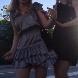 Designers remix klänning - Säljer denna fina klänning från designers remix. Använd en gång och som ny!!! En slags silver champagne färg vilket är såå fint speciellt på kvällen o i solljus. Strl 34, är 161 o brukar oftast ha S. Köpt för ca 1300kr, säljer för 550kr + frakt 💛