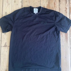 Y3 T-Shirt svart - Nästan oanvänd Y3 tröja. Storlek XL