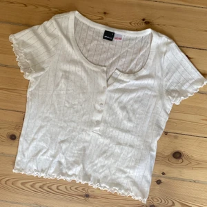 Topp från Gina Tricot - Mjuk topp från Gina Tricot. Perfekt som sovtröja med ett par shorts. Nyskick. 