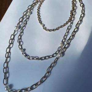 Kedja med pärlor - Ett kedjehalsband med pärlor, bättre kombo finns inte!🐚🌬💛🌞🔗