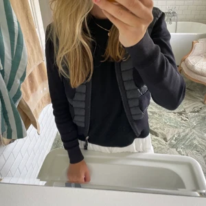 Moncler cardigan  - Säljer en moncler cardigan i mörkblå färg. Säljer då den är lite kort på mig, är 172 och skulle nog passa ngn som är lite kortare. Nästan helt ny, kontakta vid fler bilder och äktabevis🫶🏼