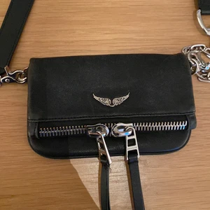 Zadig väska  - Super fin Zadig & Voltaire väska som jag fick i julklapp 2019 som inte kommer till användning längre. Det är en liten mer andlinga modem men 100% äkta men har tyvärr inte kvitta kvar. Kontakta gör företa bilder elller om det är något du undrar över😆