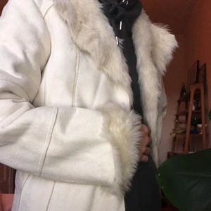 Pälsjacka i faux-fur - Så snygg och cool jacka i veganskt läder och päls!🤘