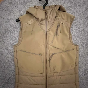 Cp Company väst - Hej nu säljer jag min Cp Company väst för att den aldrig kommer till användning . Den är köpt på Season Man på asecs för 3300kr. Kom privat för fler detaljerade bilder  Cond 9/10