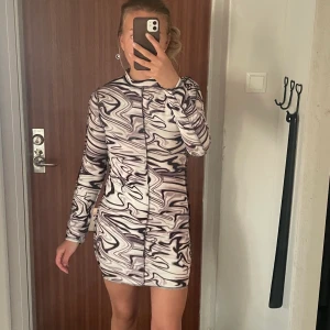 Mönstrad klänning - Mönstrad klänning, säljs för 100kr i storlek S