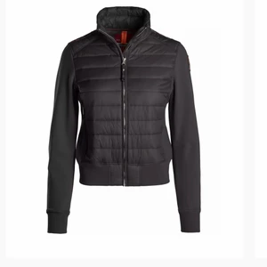 Parajumpers  - En vårjacka med märket parajumbers, och storleken XL, den är ganska liten i storleken. Den är kappt använd, det är därför jag säljer för den inte kommit till använding. Köpte den förra våren, kom privat för bilder, men bara om du är intresserad.