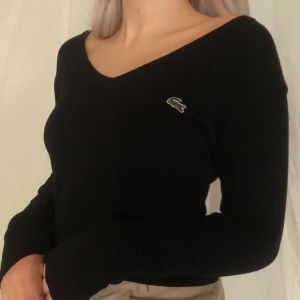 Lacoste topp - Snygg Lacoste-modell. Jätteskönt material. Vet ej om den är äkta. 